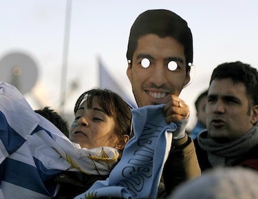 FIFA niega haber prohibido máscaras de Luis Suárez en estadios