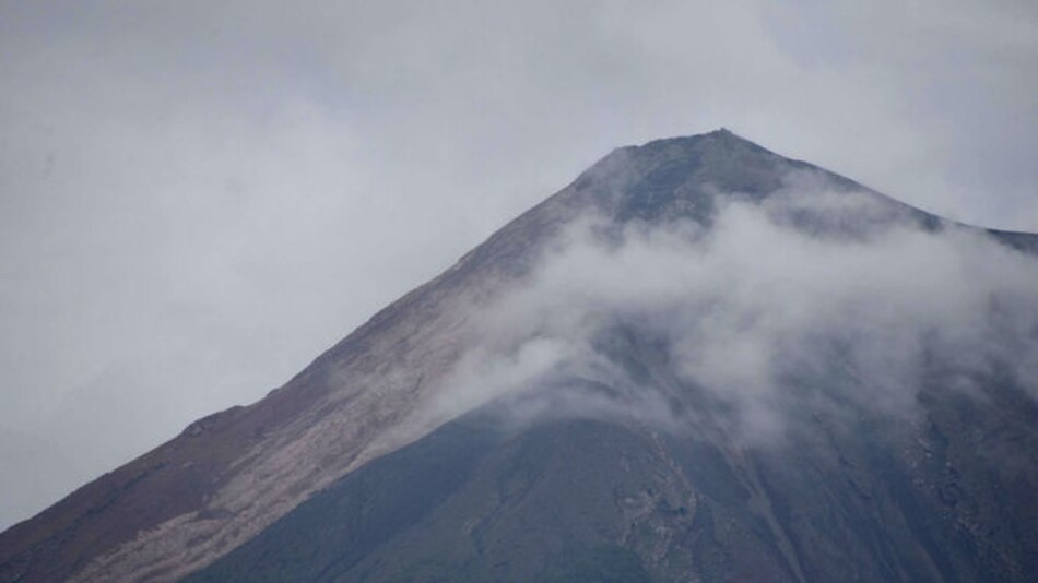 Reanudan búsqueda de desaparecidos por erupción de volcán en Guatemala