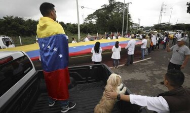 Juan Guaidó advierte a militares que bloqueo de ayuda es crimen de 'lesa humanidad'