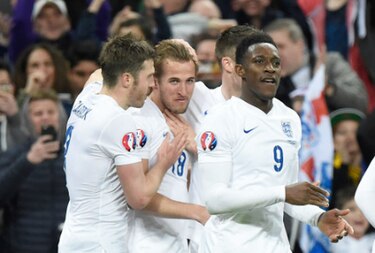 Inglaterra golea en casa a Lituania y sigue imparable