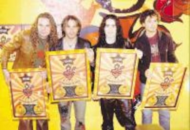 Maná dona 40 mil euros para luchar contra marea negra del Prestige