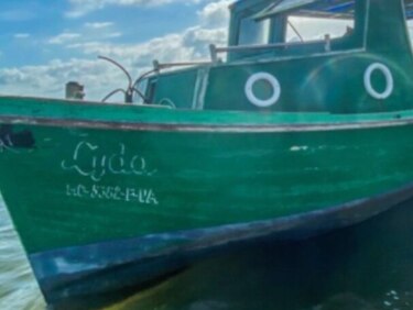 Seis migrantes cubanos llegan a las costas de Florida en un bote pesquero