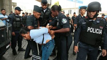 Protesta deja al menos 20 detenidos y a policías heridos