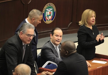 Minuto a minuto: Mulino lloró frente a la Asamblea al mencionar a su esposa