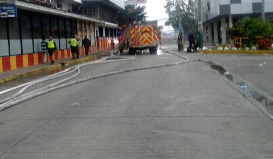 Controlado el incendio en almacén El Costo; hoy revisan la estructura