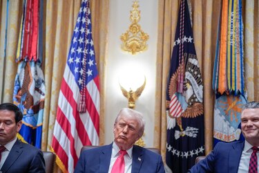 Donald Trump alerta que Colombia también podría entrar en su ofensiva contra el narcotráfico