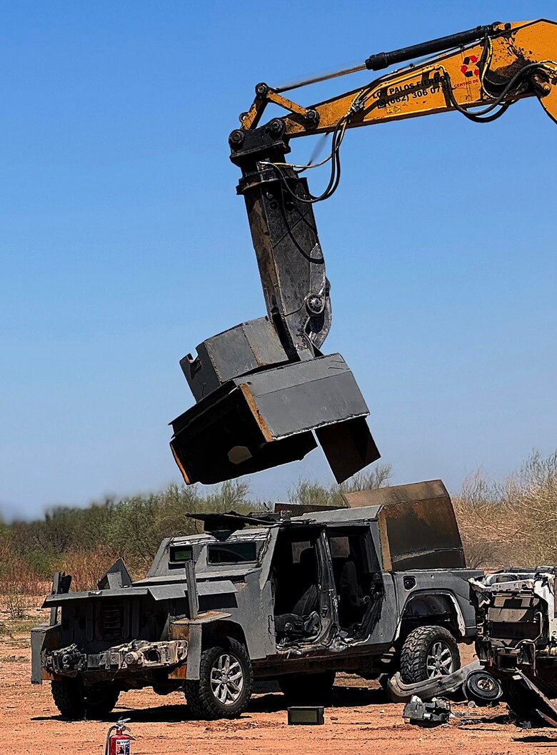 Narcos usan autos ‘monstruo’ con blindaje artesanal para luchar en la frontera México-Estados Unidos