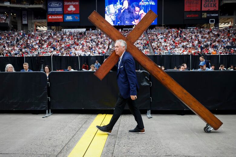 Multitud de seguidores de Charlie Kirk se da cita en Arizona para despedirlo 