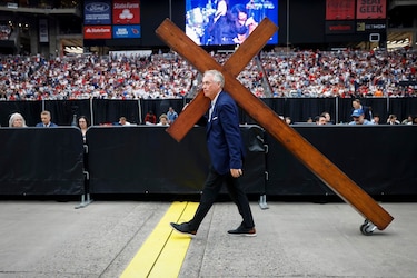 Multitud de seguidores de Charlie Kirk se da cita en Arizona para despedirlo