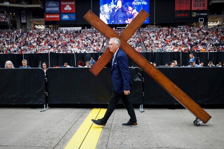 Multitud de seguidores de Charlie Kirk se da cita en Arizona para despedirlo