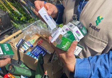 Decomisan cigarrillos y productos en descomposición en la cinta costera