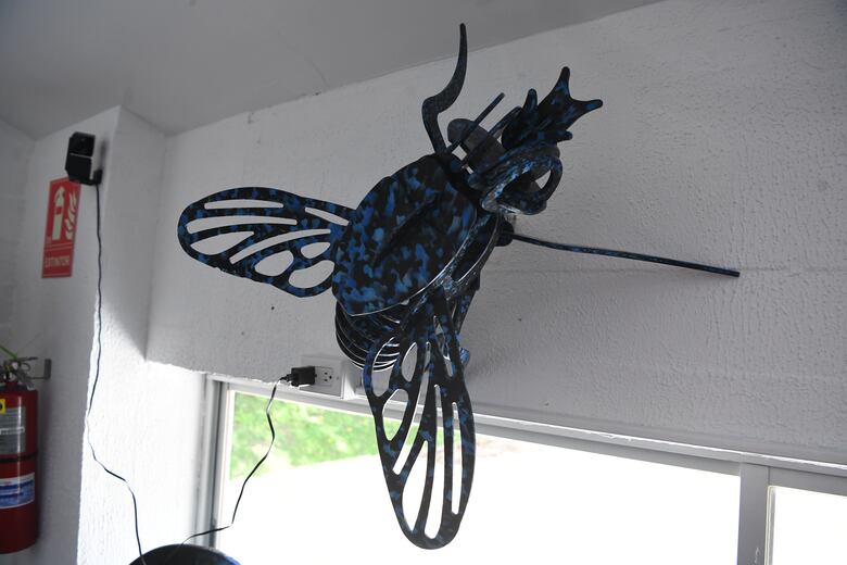 Del río contaminado a la sala: así se transforma el plástico en diseño y arte