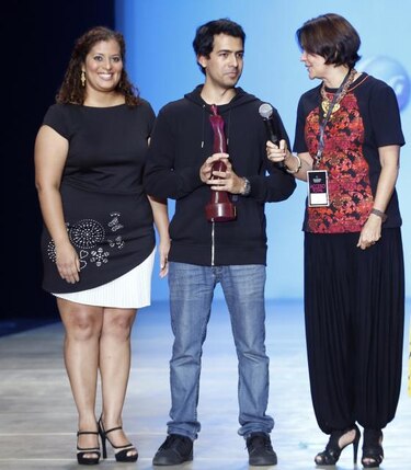 Londy Mendieta gana premio Ellas al diseñador emergente