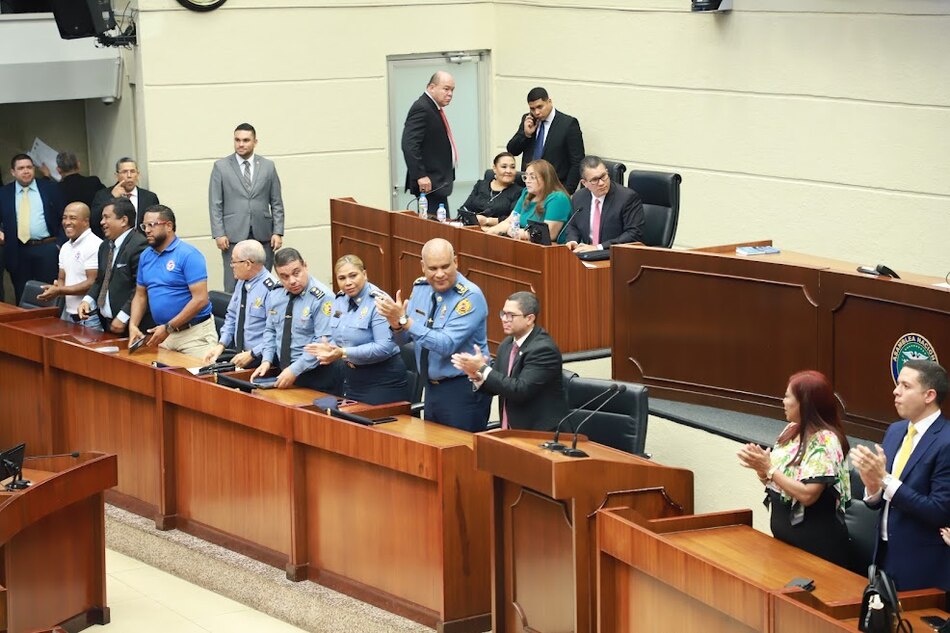 Cortizo sanciona ley que permite a bomberos utilizar parte de fondos de un millonario fideicomiso