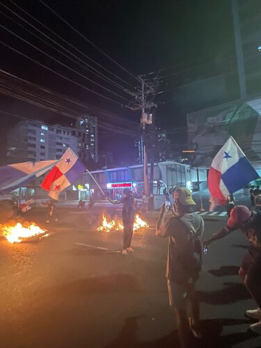 Jóvenes protestan en Calle 50 en rechazo al contrato minero