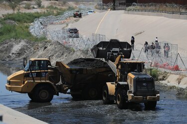 Limpian Río Bravo de la basura dejada por la creciente ola migratoria