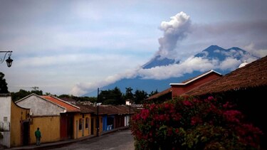 Volcán Fuego registra 22 explosiones y lanza ceniza en Guatemala
