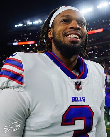 Damar Hamlin, de los Bills, recibe el premio George Halas 2023 de la NFL