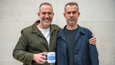 Por qué no deberías obsesionarte con dormir 8 horas y otros 3 consejos de salud de Chris y Xand van Tulleken, los médicos gemelos de la BBC