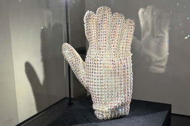 Subastan en París por más de $131 mil un guante que Michael Jackson llevó en 1988