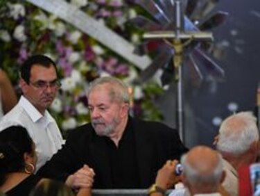 Expresidente Lula vela a su esposa acompañado de ciudadanos y la izquierda brasileña