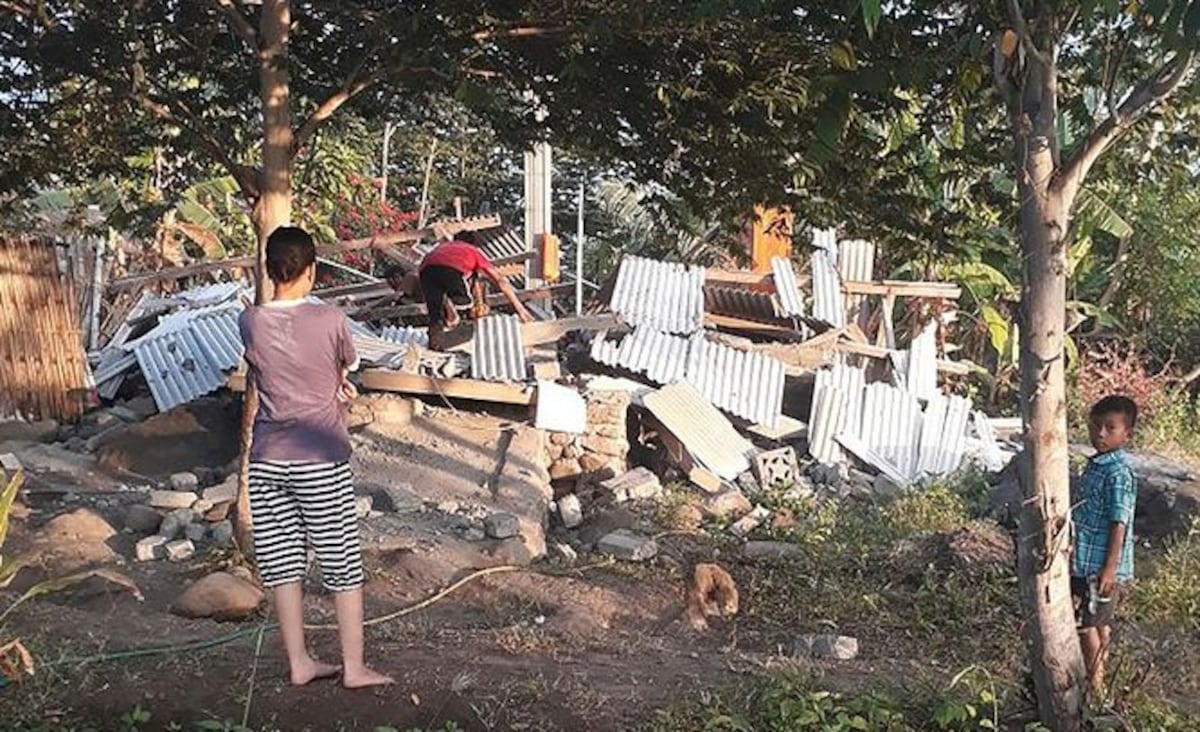 Una de las viviendas destruidas por el sismo en la isla Lombok.