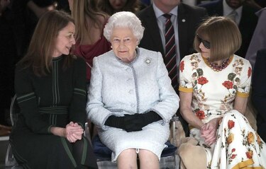 La reina Isabel II asiste por primera vez a la Semana de la Moda