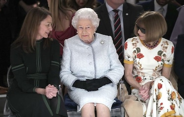 La reina Isabel II asiste por primera vez a la Semana de la Moda