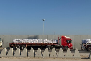 Decenas de camiones de ayuda humanitaria cruzan la frontera egipcia rumbo a Gaza