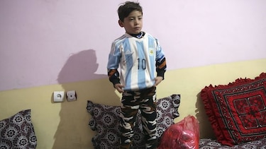 Talibán amenaza a niño afgano aficionado a Messi