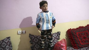 Talibán amenaza a niño afgano aficionado a Messi