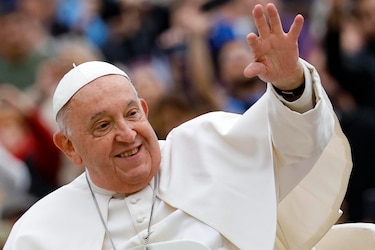 El papa Francisco mejora, pero ‘no está fuera de peligro’