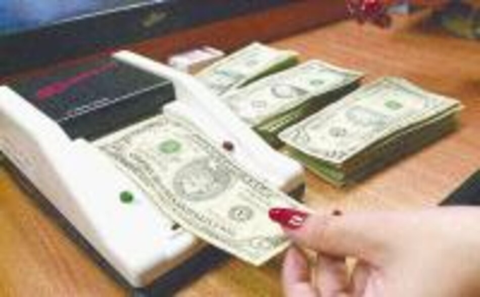 El dólar cae y marca lo más bajo de los dos últimos años