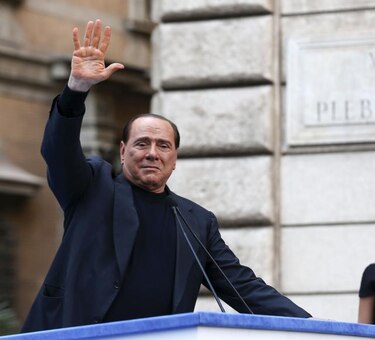 Berlusconi de nuevo en el ojo del huracán por sus salidas inoportunas