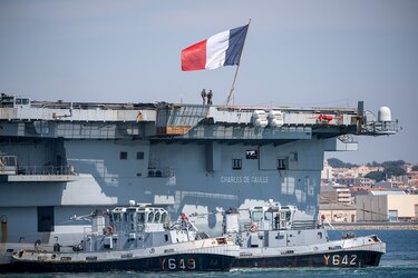 Unos 1,000 marineros dan positivo con coronavirus en el portaaviones francés Charles de Gaulle