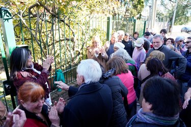 Vecinos homenajean a Eduardo Galeano frente a su ‘Casa de los Pájaros’