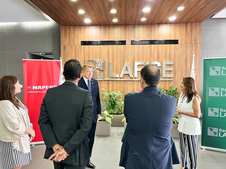 Banco LAFISE y MAPFRE formalizan alianza comercial