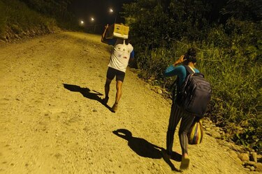 La desgarradora foto de la madre a la que entregaron el cuerpo de su bebé en una caja de cartón (y qué dice de la crisis de salud de Ecuador)