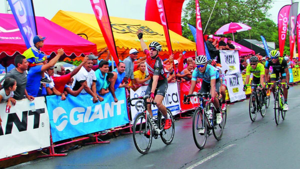 El colombiano Álvaro Hodeg levanta su mano en señal de triunfo al cruzar la meta.ESPECIAL