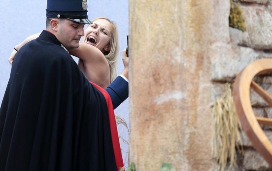 Liberan a mujer que mostró los senos en el Vaticano