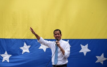 Guaidó reaparece en la calle tras acusación de estar refugiado en embajada francesa