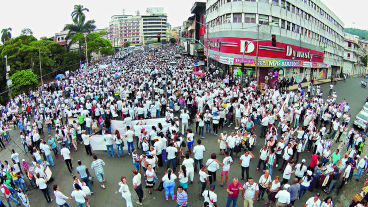 La marcha arrancó ayer desde la iglesia del Carmen a las 3:00 p.m. y culminó 3 horas después en la plaza 5 de Mayo.