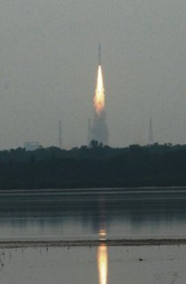 India pone en órbita a cinco satélites