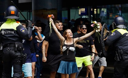 Policía holandesa arrestó decenas de manifestantes que protestaban por medidas anticoronavirus