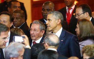 Tabloides destacan histórico apretón de manos entre Obama y Castro