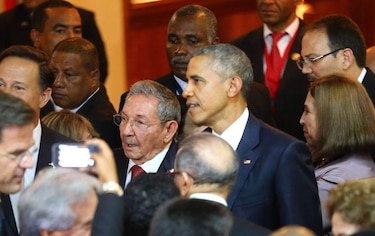 Tabloides destacan histórico apretón de manos entre Obama y Castro