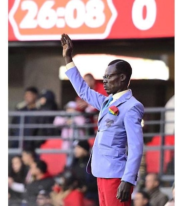 Por qué un hincha de la República Democrática del Congo se para como una estatua viviente en todos los partidos de su selección