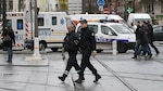 Hombre armado toma rehenes en mercado de París