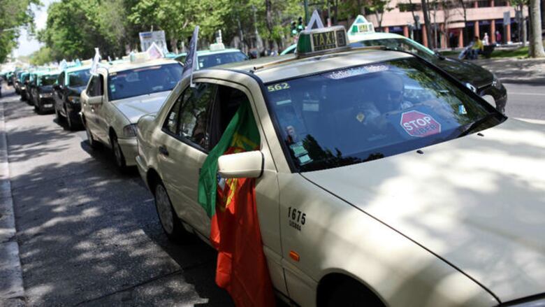 Operación 'tortuga' de taxis portugueses para protestar contra Uber