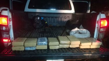 Aprehenden a dos personas tras decomiso de droga transportada en un vehículo del Tribunal Electoral